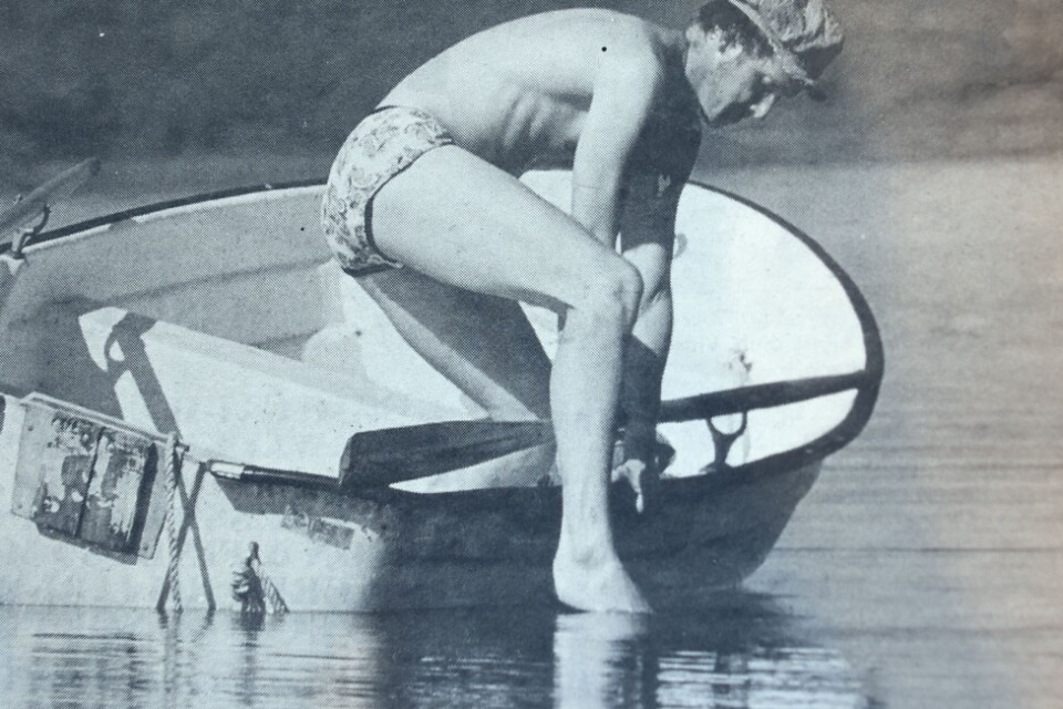 Ivan Gogg badar i kalsonger och keps i filmen ”Tavla på tavla”.