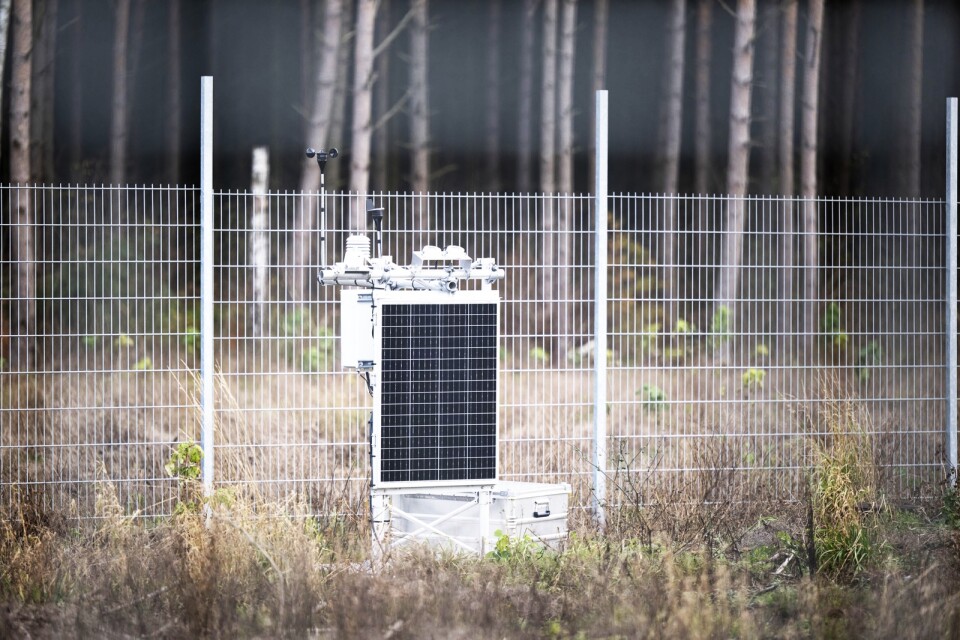 En mätstation har satts upp på marken vid Karsholm för att studera hur solljuset infaller.