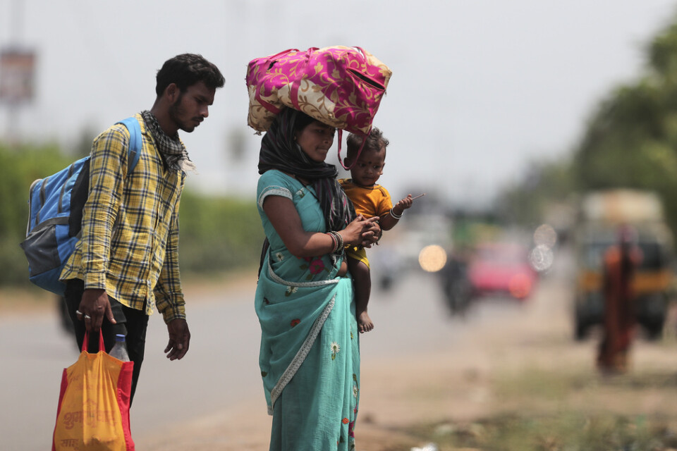 Migrantarbetare längst med en väg i Hyderabad, Indien. Arkivbild. Personerna på bilden har inget med olyckan att göra.