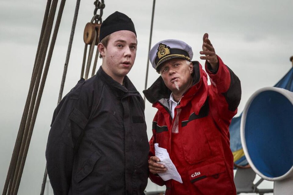 Välkommen ombord! Alexander Ajerstam från Skanör har klättrat över de två masterna och får sin placering ombord av fartygschefen Thomas Falk.