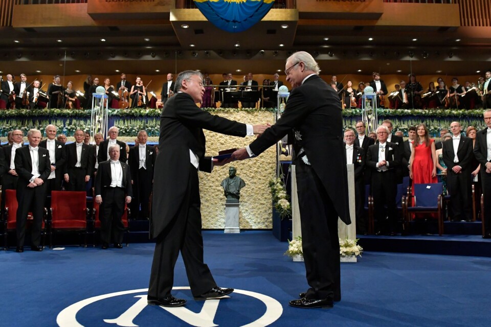 Kung Carl XVI Gustaf delar ut Nobelpriset i litteratur till Kazuo Ishiguro 2017.