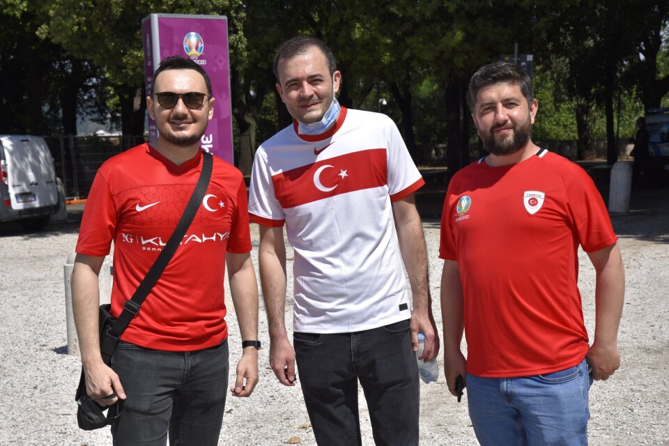 Dogan, Ahmet och Sinan från Istanbul har gott hopp inför EM-premiären. "Alla talar om England eller Frankrike, men vi finns där bland de fyra bästa", säger de turkiska fansen på plats i Rom.