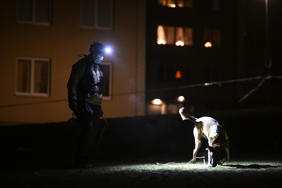 En man i 20-årsåldern sköts till döds i området Blombacka i Södertälje under söndagen. Polisen på plats med tekniker och hundförare.