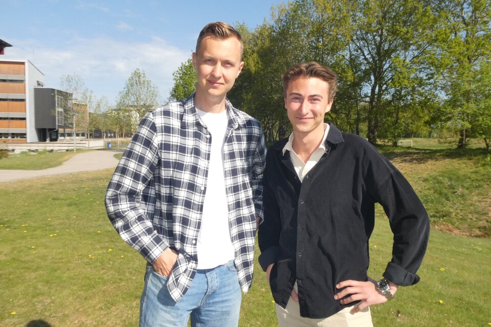 Vi vill revolutionera tidningsbranschen, säger 24-åriga entreprenörerna Marcus Öhrner och Carl Johansson som utvecklat och lanserat konceptet Quiqly som gör det snabbt och enkelt att mot betalning öppna låsta tidningsartiklar på nätet.