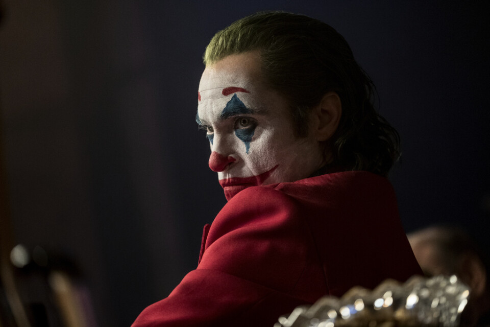 Joaquin Phoenix i "Joker", som ligger kvar på biotoppens förstaplats även denna vecka. Pressbild.