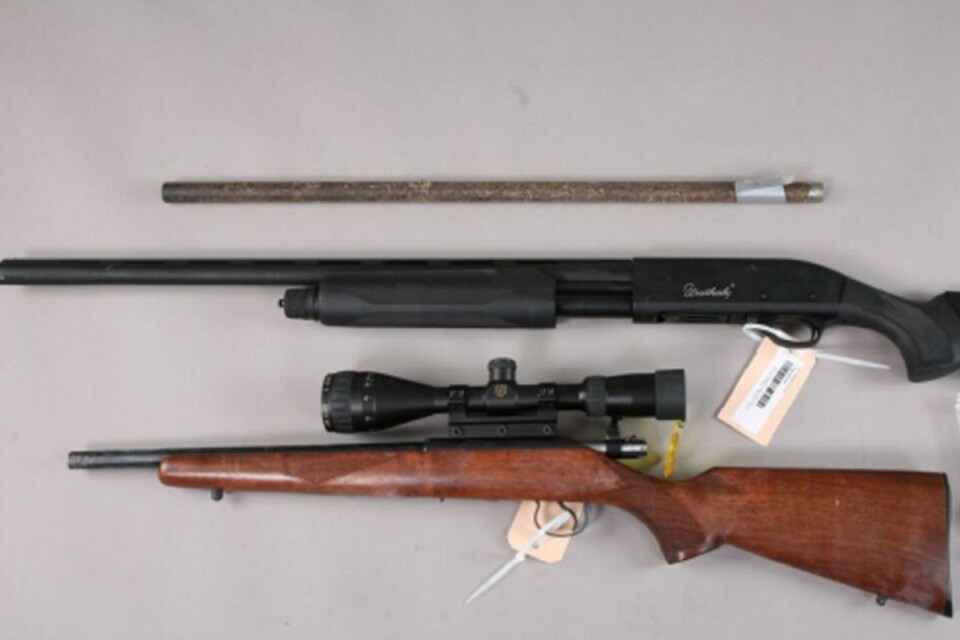 Vid en husrannsakan i Kristianstad i januari 2019 hittade polisen knark fyra gevär, en pistol och stora mängder ammunition. Tingsrätten tror mannen försökt sälja några av vapnen.