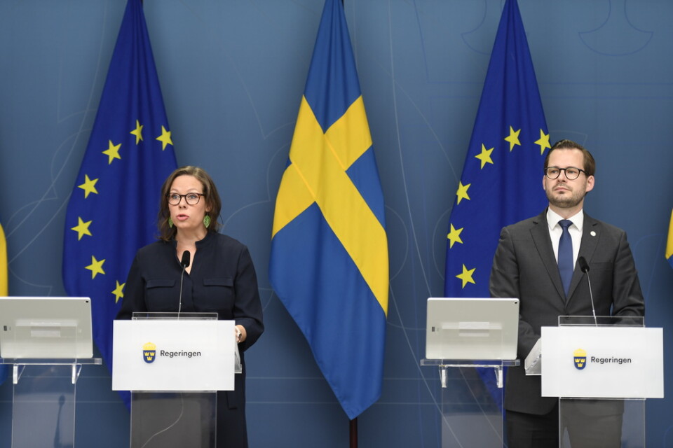 Migrationsminister Maria Malmer Stenergard (M) och SD:s partisekreterare Mattias Bäckström Johansson vill skärpa anhöriginvandringen.