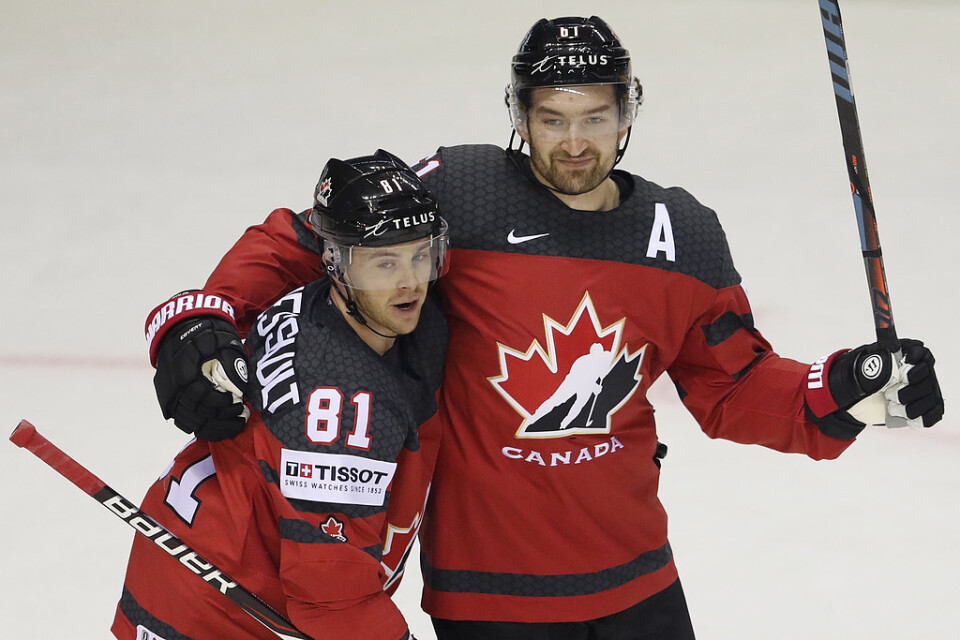 Kanadas Mark Stone, till höger, jublar efter ett av sina tre mål mot Tyskland.