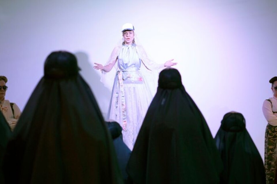 En scen ur performanceföreställningen ”You are invited – Baby shower for Mary”.
