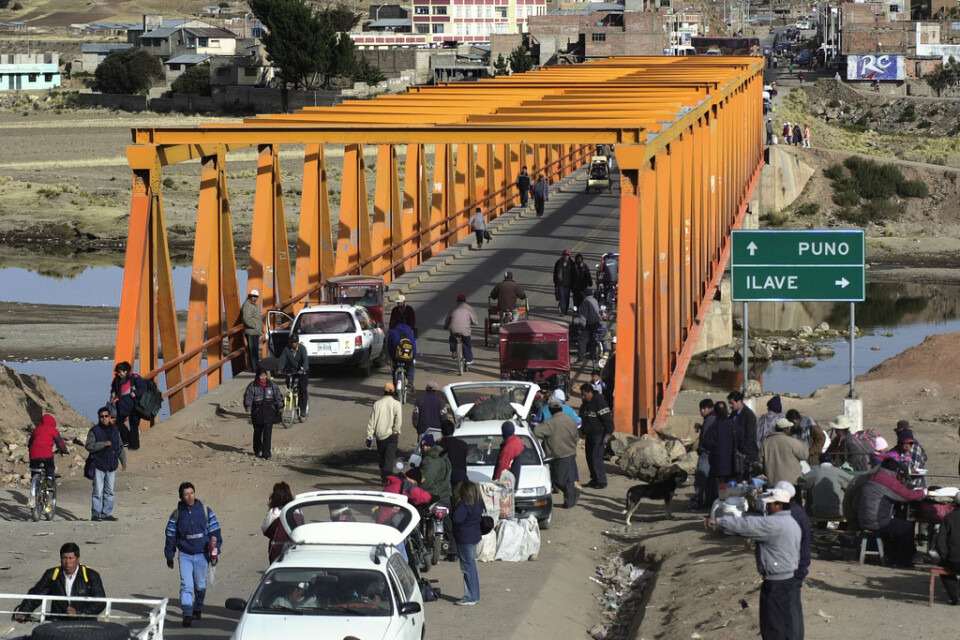 Den här bron korsar Ilavefloden, som mynnar ut i Titicacasjön i Peru. Bilden är tagen i ett helt annat sammanhang. Arkivbild.