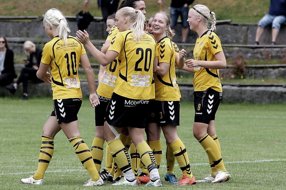 Jubel bland Glimåkratjejerna efter Melissa Dahlbergs 2–0-mål. FOTO: STEFAN SANDSTRÖM