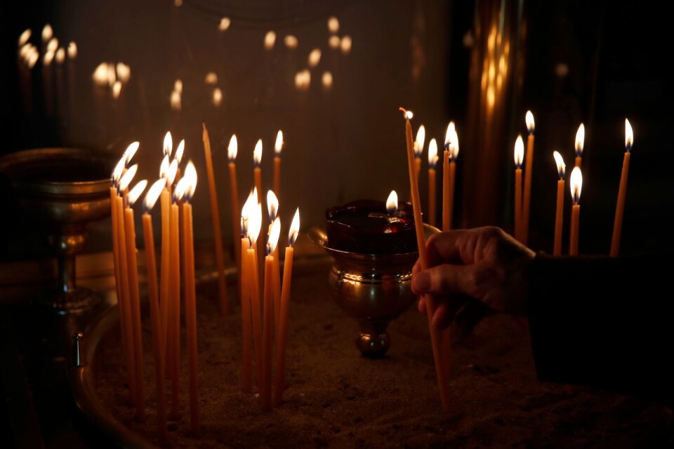Grekisk ortodoxa församlingen i Kalmar tänder ett ljus av hopp i kampen mot fusk med statliga medel.