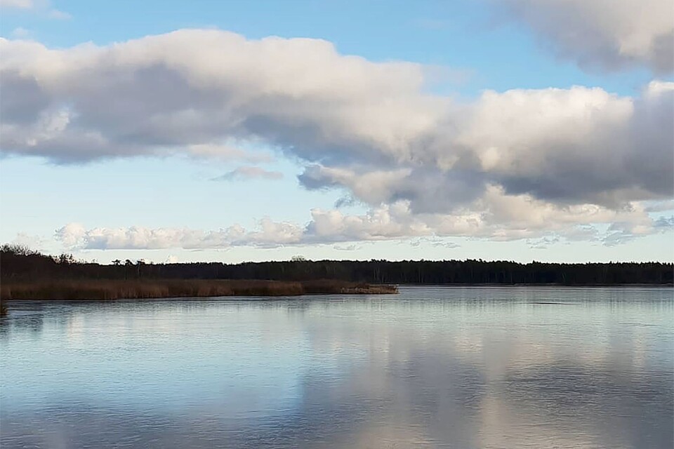 Hornsjöns spegelblanka yta är veckans Ögonblicksbild. En dag när Öland visade sig från den lugna sidan.