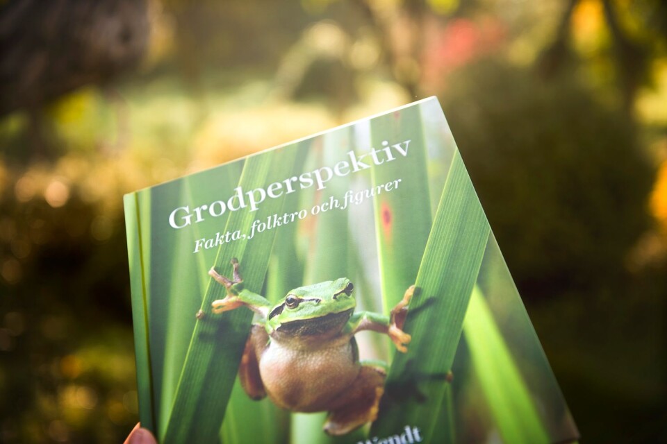 Boken består av tolv lättlästa kapitel om grodor, humoristiska och fulla med fakta.