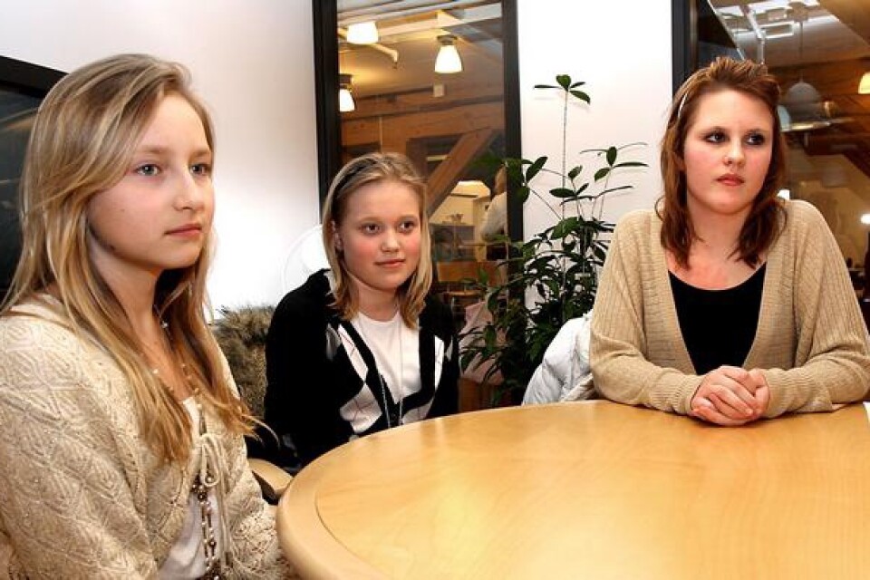 Matilda Hultén, Emma Andersson och Rebecca Wingren tror inte på någon förbättring för kvinnor i framtiden. Bild: Claes Nyberg