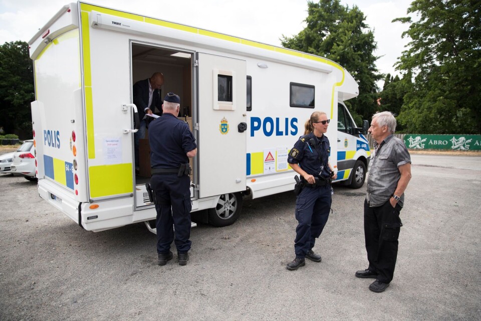 Polisen prata med medborgarna i Skivarp om trygghet under sommaren.