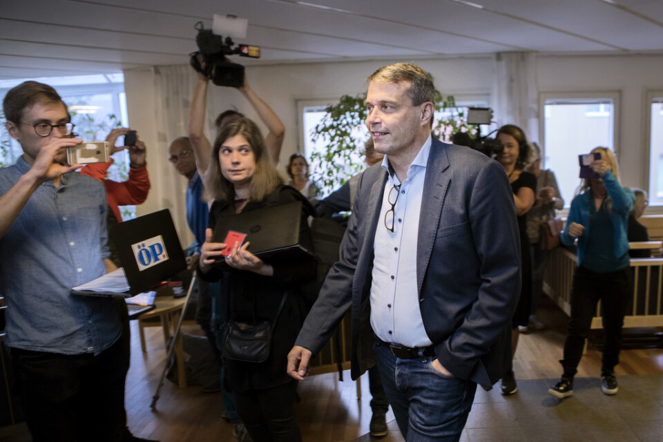 Journalisten Linda Hedenljung, här bredvid ÖFK:s tidigare ordförande Daniel Kindberg, får Per Wendels pris. Arkivbild.