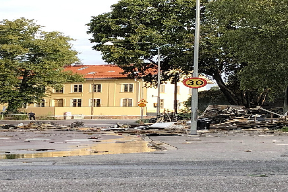Ett stort område spärrades av i Solna under natten, sedan en mindre restaurangbyggnad exploderat och en brand uppstått.