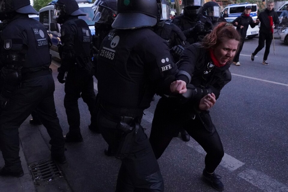 Sammandrabbningar mellan poliser och demonstranter under en demonstration i tyska Hamburg på onsdagskvällen.