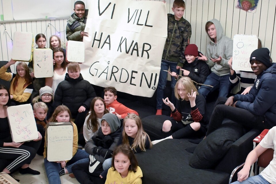 Protester i samband med att fritidsgården i Hästveda stängdes. Nu backar SD från löftet om att öppna fritidsgårdarna i byarna igen, eftersom pengarna inte räcker.
