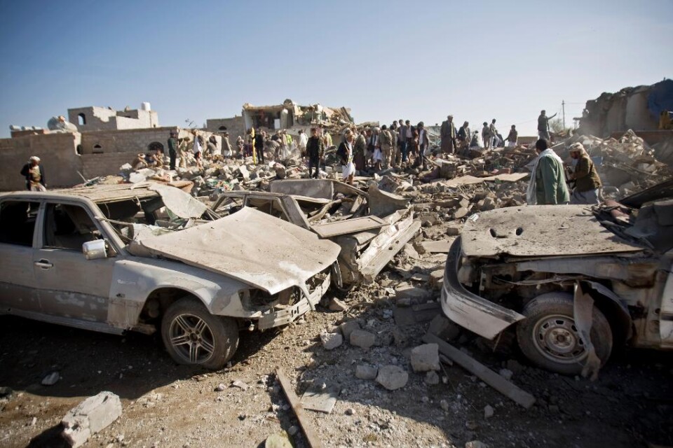 Minst 39 civila har dödats sedan en militär allians med Saudiarabien i spetsen inlett flyganfall mot Huthirebellerna i Jemen, enligt tjänstemän från det rebellkontrollerade hälsodepartementet. Minst tolv uppges av tjänstemännen ha dödats när en flygräd