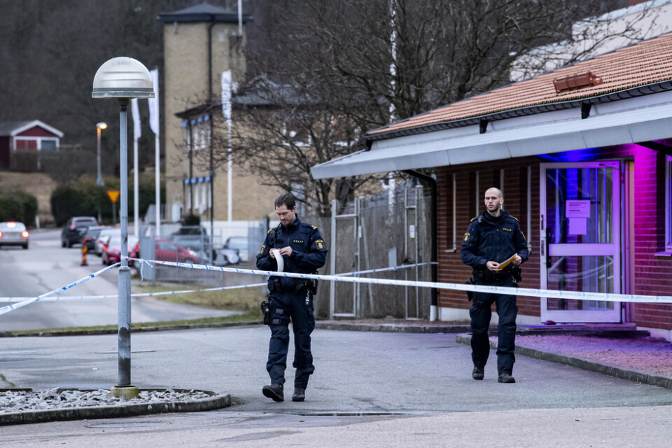 Polis spärrar av runt en industribyggnad i Tyringe på måndagseftermiddagen.