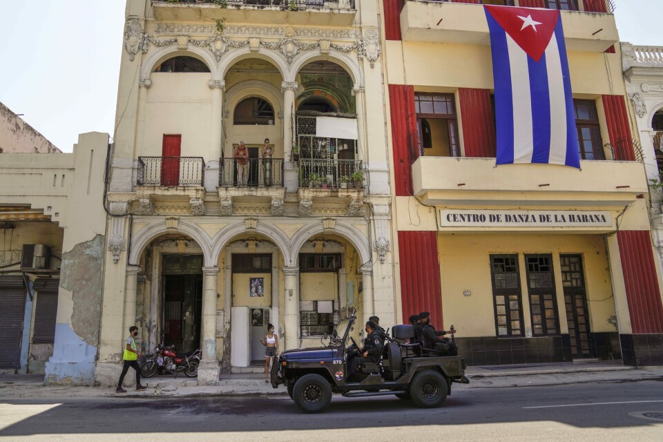 Poliser i en specialstyrka kör genom Havanna, en dryg vecka efter protesterna i juli. Arkivbild.