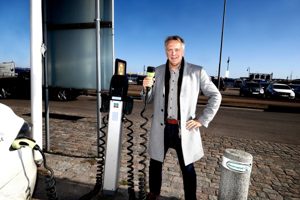 Liberalen Tommy Lindström gillar elbilspoolen i Kalmar. Den symboliserar det han och partiet tror på: Att EU ska dela fler funktioner, allt från gemensam valuta och yttre gränsskydd till översättning av gymnasiebetyg.