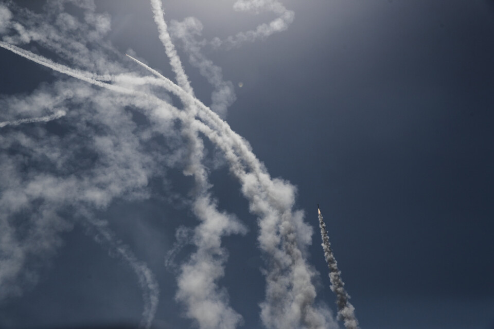 Israeliska luftvärnet Iron Dome skjuter ned raketer avfyrade från Gazaremsan i måndags.