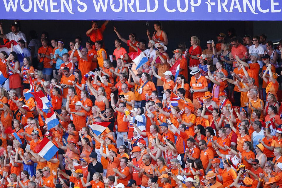 Det kanske inte blir något orange publikhav när Nederländerna möter Sverige i VM-semifinalen i Lyon.