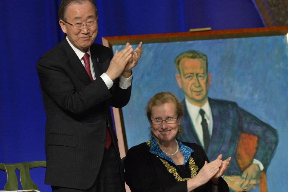 FN:s f.d. generalsekreterare Ban Ki-moon tackar publiken efter sin föreläsning till Dag Hammarskjölds minne i Stockholms stadshus 2016.