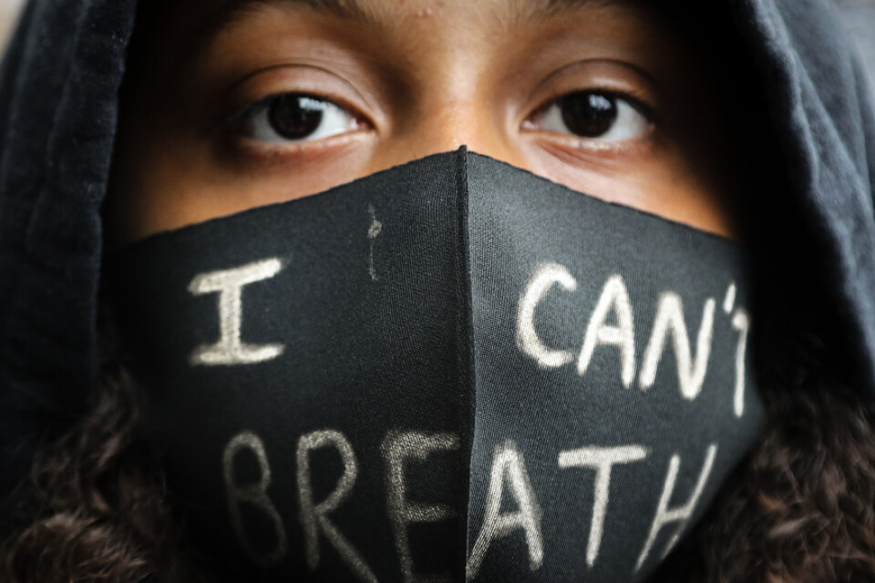 En flicka med munskydd under en Black Lives Matter-demonstration i London.