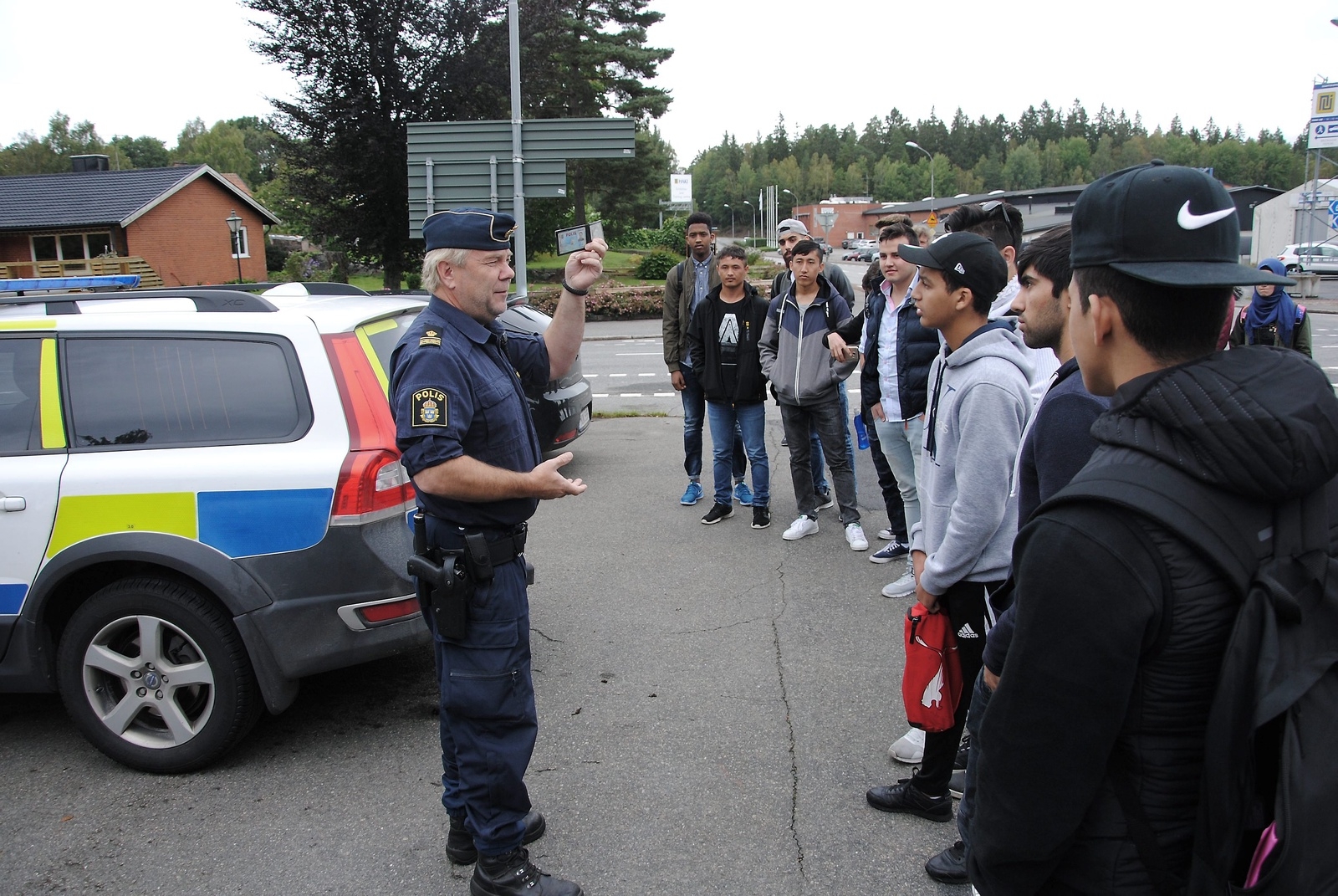 Rolf Paimensalo informerar nyanlända elever på GUC om polisens verksamhet under demokrativandringen.