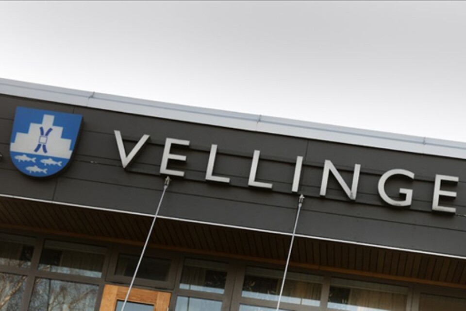 Skribenterna är kritiska till att fyra partier står utanför revisionen i Vellinge kommun.