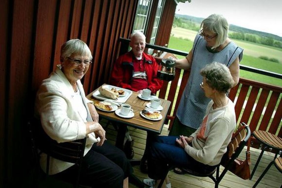 Humletorkens Berit Nilsson serverar kaffe till Judith Svensson samt Ture och Ella-Britt Svensson. Bild: PETER ÅKLUNDH