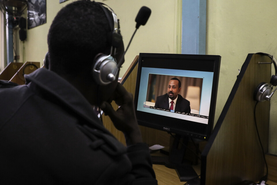 En etiopier tittar på premiärminister Abiy Ahmed på nätet. Arkivbild.