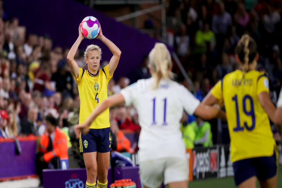 Hanna Glas, här under EM-semifinalen mot England i somras, missar Sveriges VM-kvalmatch borta mot Finland. Arkivbild.