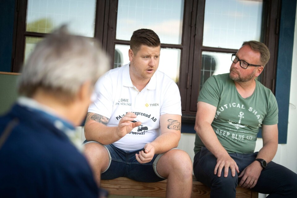 ”Jag har använt Västerskolans tolk ibland, när jag träffar spelarna på skolan. Då blir det lättare att förklara hur man till exempel säljer lotter”, säger Philip Isaksson. Han och Micke Olsson är tränare och sitter i IFK Knislinges ungdomssektion.
