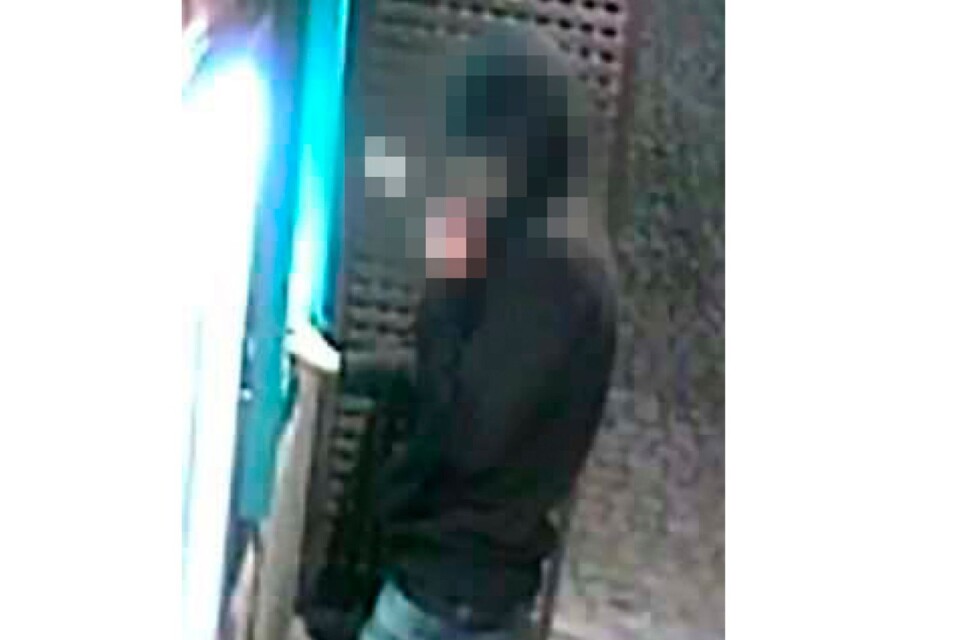 Bild från förundersökningen på den 20-årige rånaren vid bankomaten.