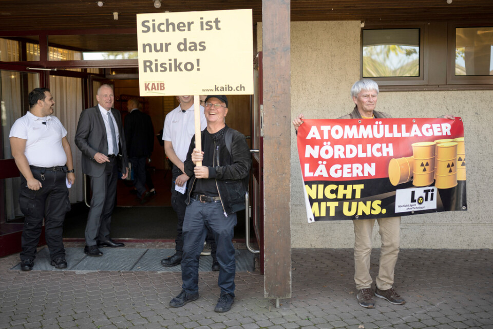 Demonstranter har redan tryckt upp sina första plakat inför fortsatta beslut om slutförvaring. Bild från Stadel i Schweiz på måndagen.