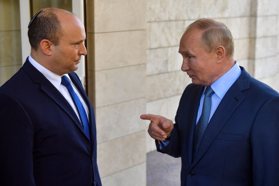 Israels premiärminister Naftali Bennett och Rysslands president Vladimir Putin vid ett möte i oktober i fjol. Arkivbild.