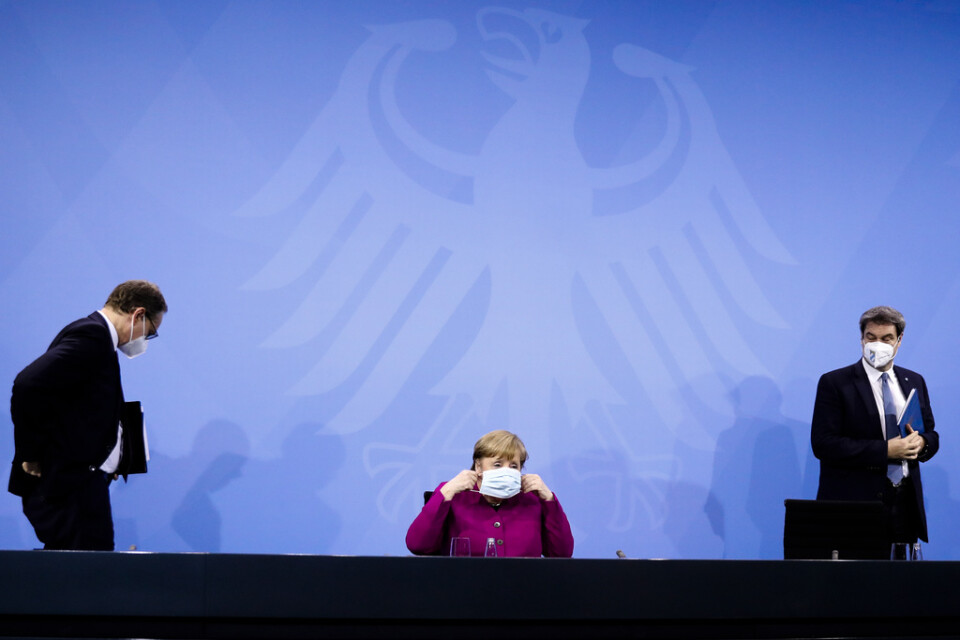Tysklands förbundskansler Angela Merkel flankerad av Berlins borgmästare Michael Müller och CSU-ledaren Markus Söder, från Bayern, efter onsdagens presskonferens.