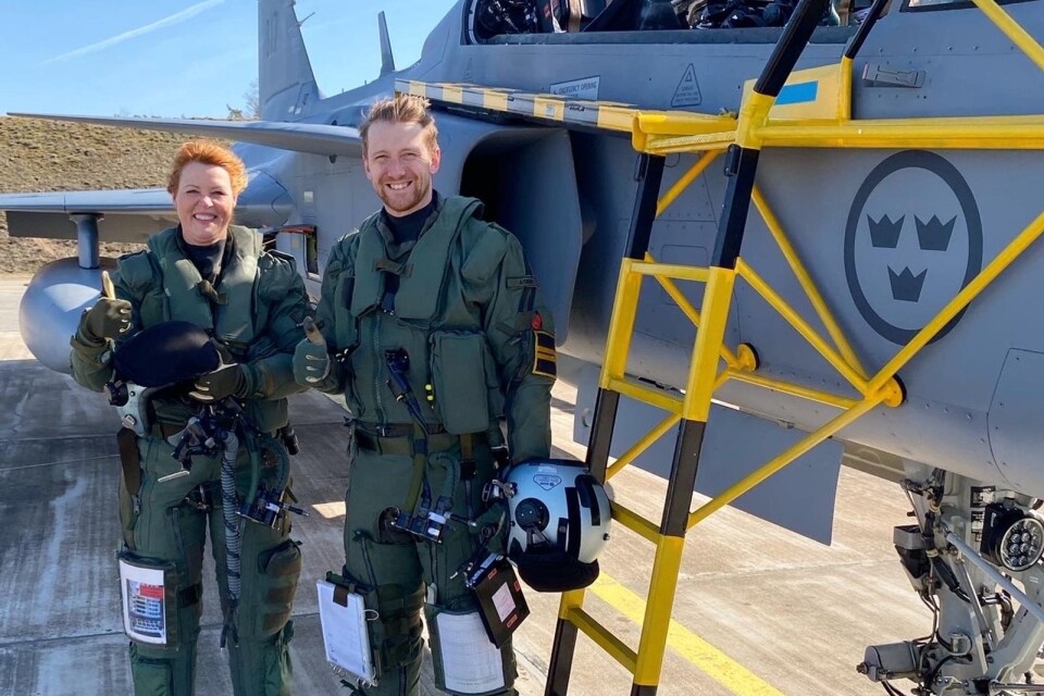 Som ledamot i Försvarsutskottet får Helén Björklund möjlighet att besöka militära anläggningar. – Här vid F17 med stridspiloten Mattias Lindström , när jag fick flyga JAS Gripen tidigare i våras, säger hon.