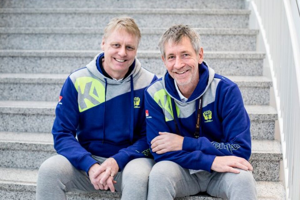 HIF Karlskronas fysioterapeut Anders Broström (tv) ser tillsammans med läkaren Per Lindblom till att det svenska handbollslandslaget håller sig pigga och friska under VM i Tyskland.
