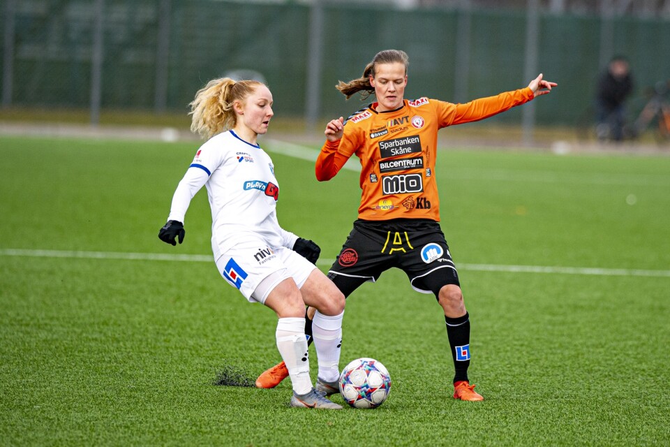 Växjös Sophia Redenstrand spelade på två olika positioner och assisterade dessutom till reduceringsmålet. Här i kamp med Kristianstads Sheila van den Bulk.