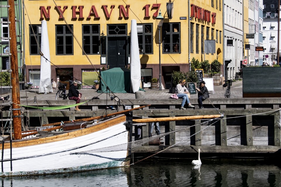 Stängda restauranger och barer i ett öde Nyhavn i Köpenhamn. Danmark har börjat öppna upp stegvis efter nedstängningen i början av coronapandemin. Arkivbild.