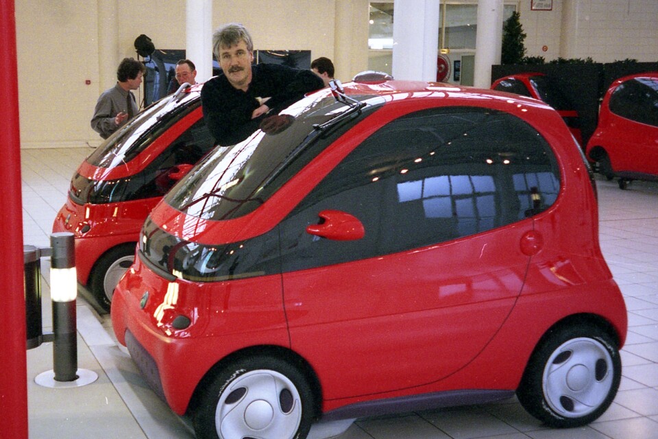 Laddning pågår – utan sladd. Året är 1995 och TT:s reporter Rolf Gildenlöw är på plats i Frankrike för att provköra Peugeot-Citroëns elbil Tulip. I dag står bilen på museum.