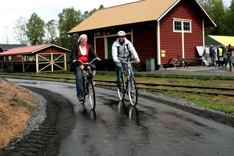 De väljer cykeln. Mona Lis Gustavsson, ordförande i Ambjörnarps byalag, och kommunalrådet Christer Persson invigde nya cykelbanan mellan Tranemo och Ambjörnarp.