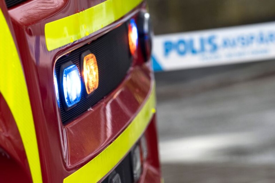 MALMÖ 2017-04-13 
En kvinna har dött och en person har förts till sjukhus efter en villabrand i Västra Klagstorp utanför Malmö. Huset var övertänt när räddningstjänsten kom dit. 
Foto: Johan Nilsson / TT / Kod 50090