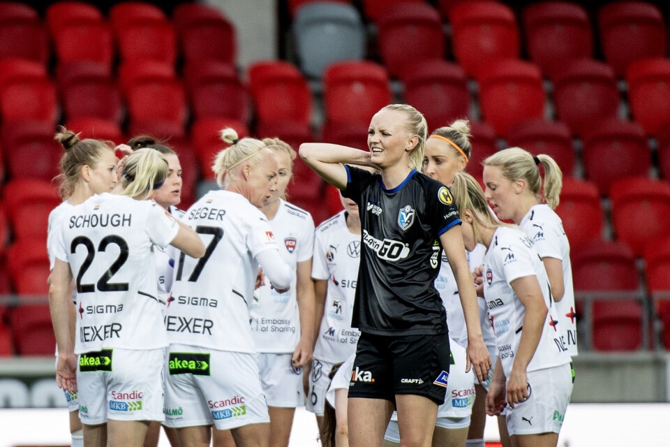 Rosengårds Olivia Schough har gjort matchens enda mål i Växjö DFF:s senaste hedersamma förlust. Emma Pennsäter deppar.